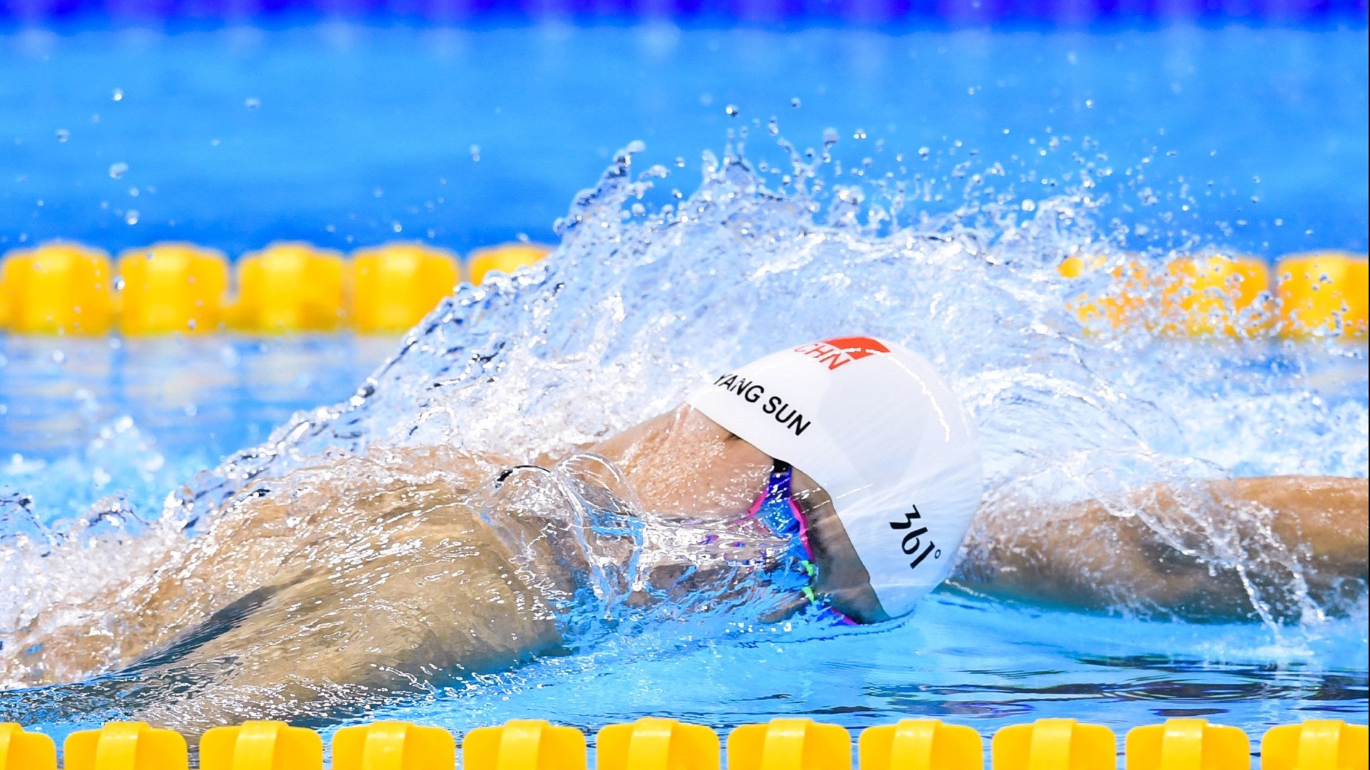 开云网页版登录入口-“高新体育中心：健力运动员挑战极限，举重赛事燃爆全场”